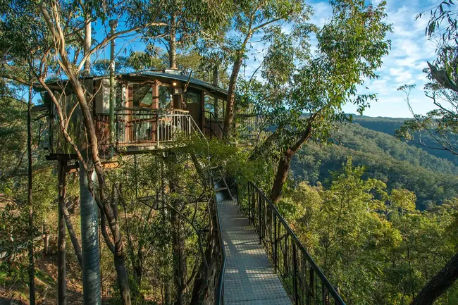 8. Secret Tree House Blue Mountains, Australia: Bạn sẽ không thể rời mắt khỏi khung cảnh từ ban công của ngôi nhà cây nằm giữa 2 công viên quốc gia và rừng Blue Mountains ở Australia. Nơi đây chỉ dành cho người lớn, tọa lạc trên khu đất riêng, có khung cảnh trên ngọn cây tuyệt đẹp và hoàn toàn riêng tư. Ngoài việc được trang bị bếp nhỏ, lò sưởi, cửa sổ kính suốt từ trần đến sàn và bồn tắm nước nóng, khu nghỉ dưỡng này còn được trang trí bằng gỗ theo phong cách lãng mạn Pháp. Ảnh: AirBnb.