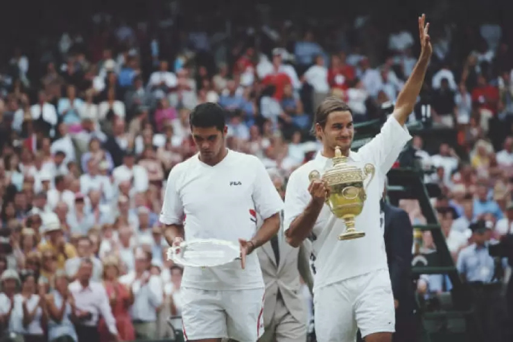 Federer kết thúc chuỗi 31 trận thắng bảy lần vô địch Wimbledon liên tiếp của Pete Sampras ở vòng 4 giải đấu này vào năm 2001. Nhưng Federer phải chờ tới 2 năm sau để giành chức vô địch Wimbledon 2003, Grand Slam đầu tiên sau chiến thắng 7-6 (5), 6-2, 7-6 (3) trước Mark Philippoussis. "Có áp lực từ mọi phía và cũng từ chính tôi nữa," Federer nói rồi khóc nức nở sau danh hiệu lớn đầu tiên.