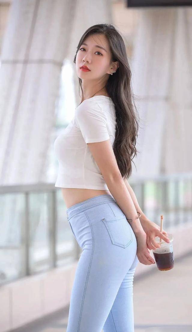 Người đẹp này chọn diện croptop kết hợp với&nbsp;skinny jean.