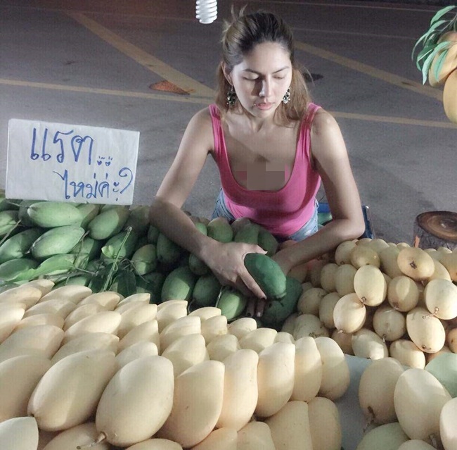 Dù giá đắt hơn nhưng các chủ quán này vẫn thu hút đông khách vì chiêu trò mặc hở