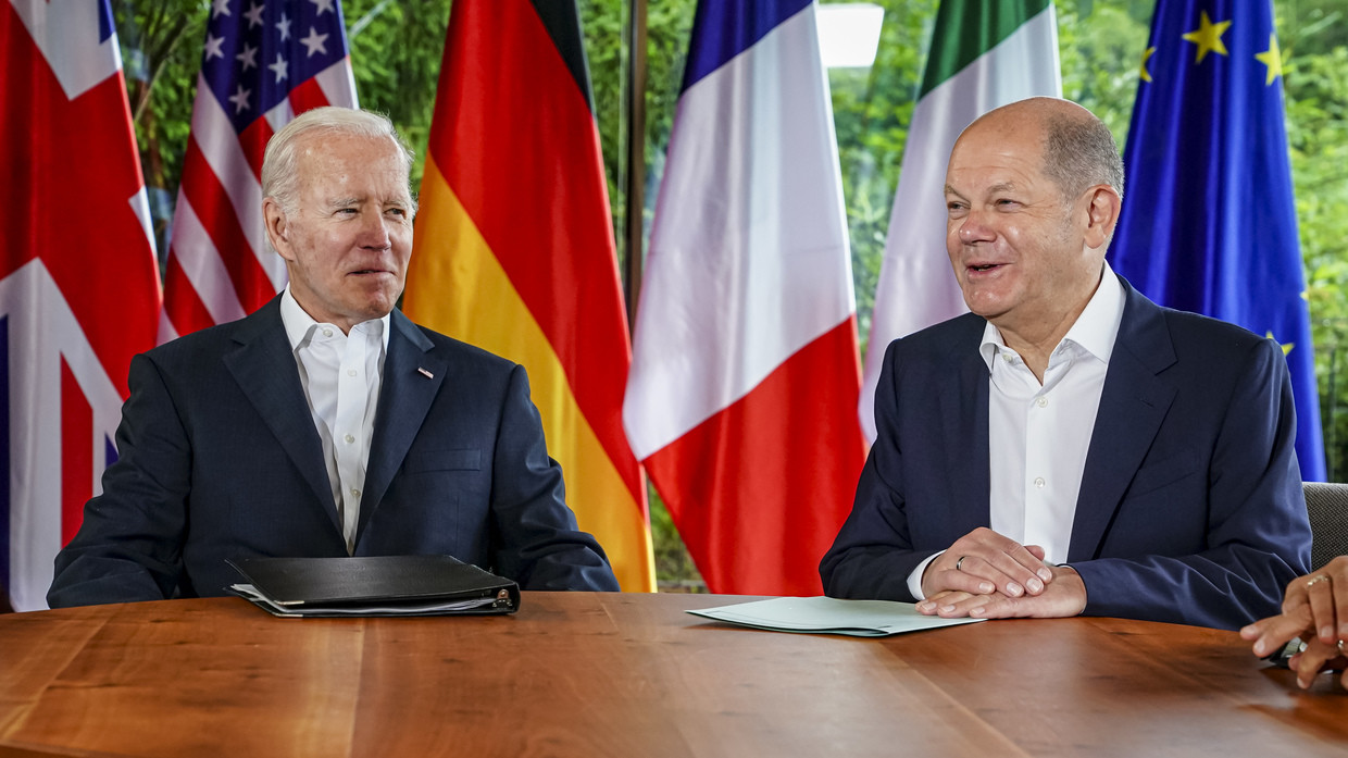 Tổng thống Mỹ Joe Biden và Thủ tướng Đức Olaf Scholz thảo luận trong cuộc gặp của nhóm G7 diễn ra vào ngày 28/6/2022.