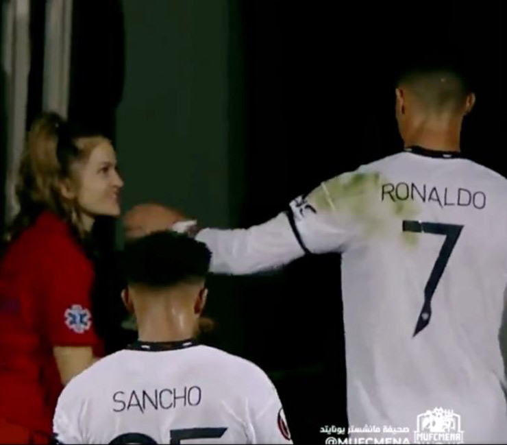 Ronaldo không muốn fan nữ động vào người mình khi từ chối yêu cầu chụp ảnh cùng cô gái này