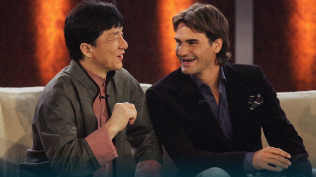 Federer vui vẻ nói chuyện với diễn viên võ thuật Trung Quốc Thành Long vào năm 2004.
