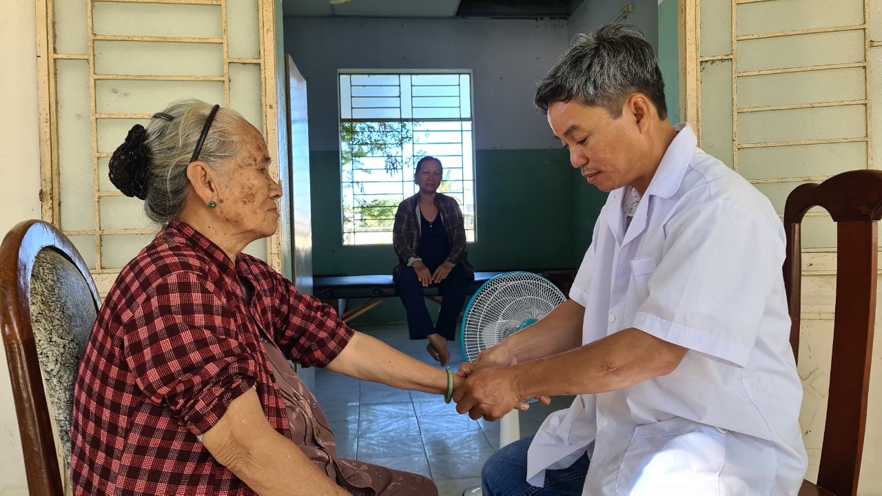 Bên cạnh chữa trị, ông còn truyền phương pháp, giúp mọi người biết cách bảo vệ sức khỏe bản thân và gia đình cũng như hiểu thêm về xoa bóp bấm huyệt