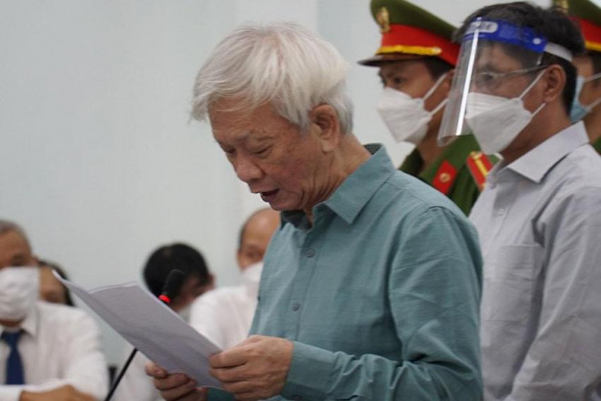 Ông Nguyễn Chiến Thắng, cựu chủ tịch UBND tỉnh Khánh Hòa, tại phiên tòa hồi tháng 4. Ảnh: LÊ HIỀN