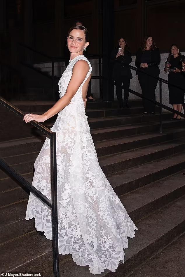 Emma Watson diện đầm ren trắng xuyên thấu đi sự kiện. Ảnh: Shutterstock.