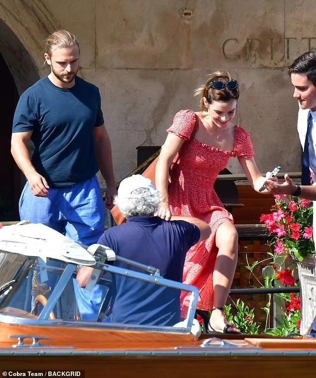 Emma Watson và Brandon Green đi nghỉ ở Venice. Ảnh: Backgrid.