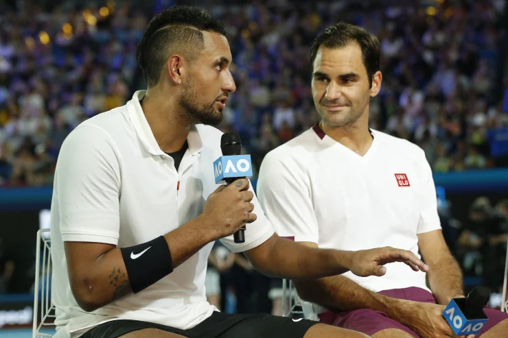 Kyrgios (trái) tuyên bố sẽ không có tay vợt nào chơi được như Roger Federer