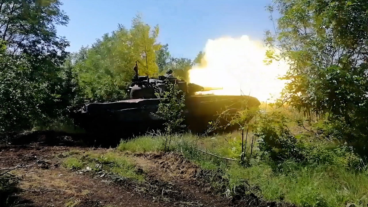Xe tăng T-72 Nga chiến đấu ở Ukraine.
