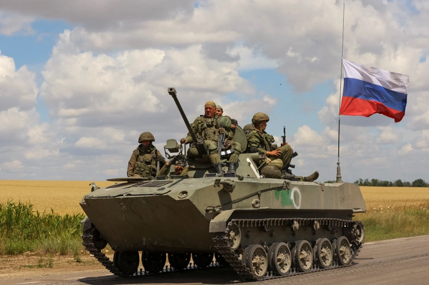 Quân đội Nga trên xe tăng ở Ukraine (ảnh: TASS)