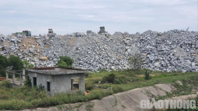 Núi đá thải khổng lồ hàng trăm nghìn m3 bên trong khu du lịch Thiên Đàng mà chủ đầu tư nói là đã xin phép cơ quan chức năng.