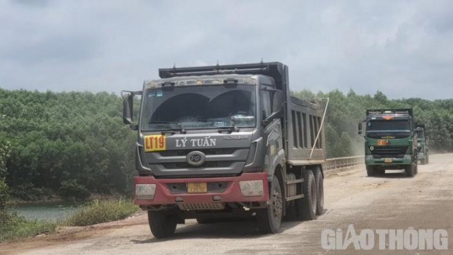 Những đoàn xe mang lô gô Lý Tuấn trên đường đi "nhả hàng".