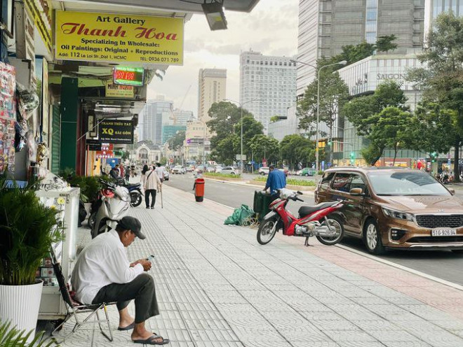 Một số tiêu thương kinh doanh trong khu vực bán vàng ở Trung tâm vàng bạc đá quý Bến Thành cho biết đường thông thoáng nên hoạt động kinh doanh cũng nhộn nhịp hơn trước nhưng mãi lực vẫn chưa tăng nhiều.