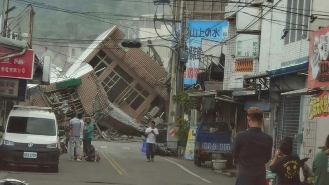 Một tòa nhà bị đổ sập vì động đất ở Đài Loan. Ảnh: CNN