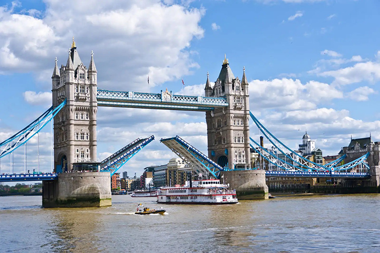 Người Saxon đã phá hủy cầu London bằng cách sử dụng thuyền và dây thừng để phá nó. Sông Thames chảy qua London có hơn 200 cây cầu và 20 đường hầm.
