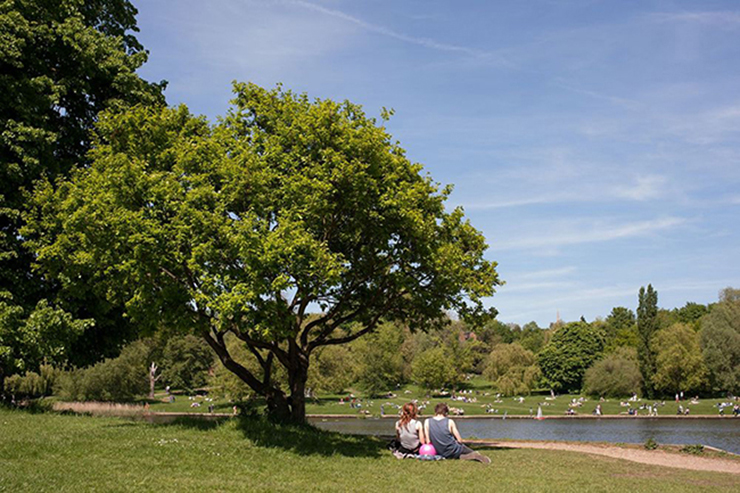 Ở London, đừng bao giờ giao tiếp bằng mắt.&nbsp;Bất kể trên những đoàn tàu đông đúc hay ở hoàn cảnh kỳ lạ như thế nào, người dân London đều sẽ hạn chế nhìn vào mắt nhau. Bắt chuyện với một người lạ trên phương tiện giao thông công cộng thực tế là điều chưa từng xảy ra.
