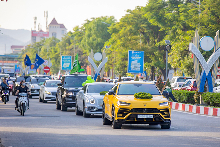 Dàn &#34;xế hộp&#34; trăm tỷ hội tụ tại Thành phố Vinh - 2