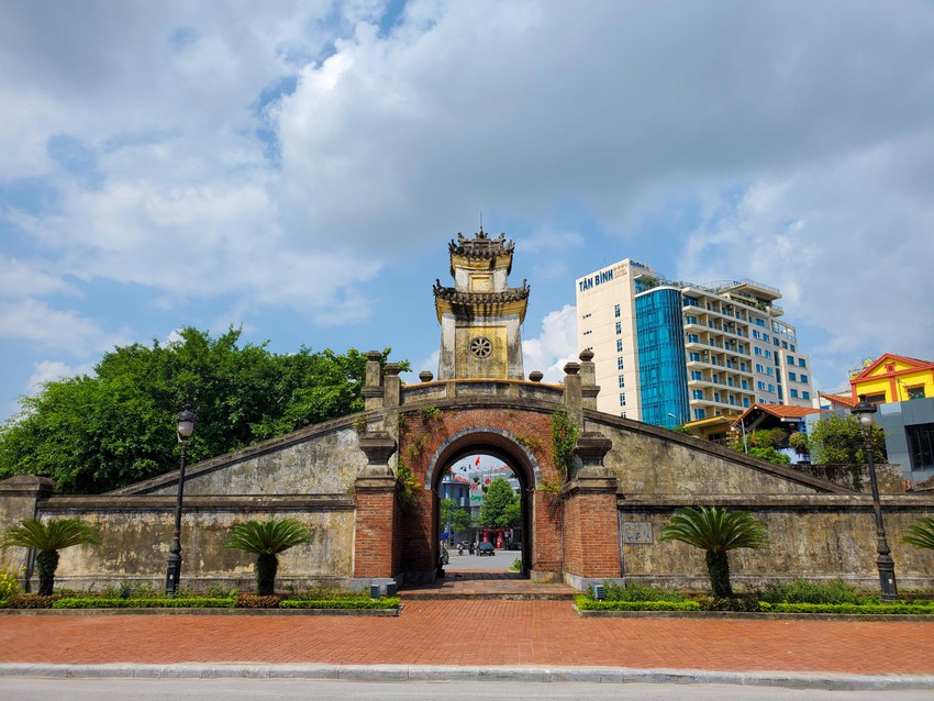 Trong chiến tranh, nhiều người con ưu tú của Đồng Hới đã chiến đấu và anh dũng hy sinh để bảo vệ quê hương, bảo vệ thành cổ. Ảnh: BT