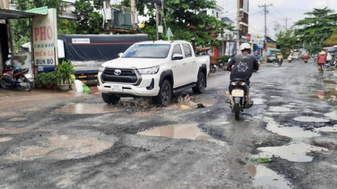 Tuyến đường Lò Lu đang bị hư hỏng nặng, "ổ gà" xuất hiện khắp nơi. Ảnh: Quang Phương.