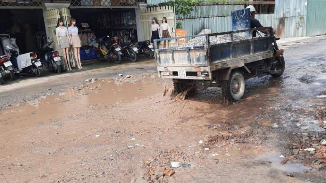 Nhiều đoạn trên đường Bưng Ông Thoàn nhầy nhụa bùn đất Ảnh: Quang Phương.