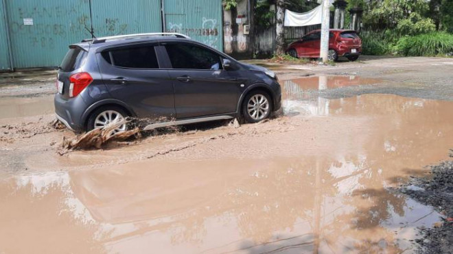 Trên tuyến đường Lò Lu, nhiều "ổ voi" trở thành những "ao" chưa nước mỗi khi mưa đến. Ảnh: Quang Phương.