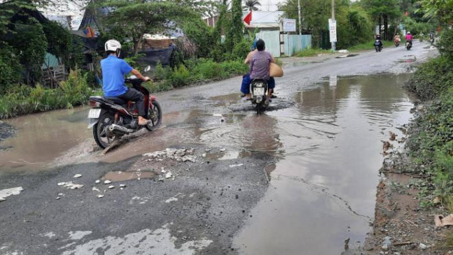 Mỗi khi mưa qua, nhiều "ổ gà", "ổ voi" trở thành những "ao" nước ngay trên mặt đường, gây khó khăn, mất an toàn cho người đi đường. Ảnh: Quang Phương.