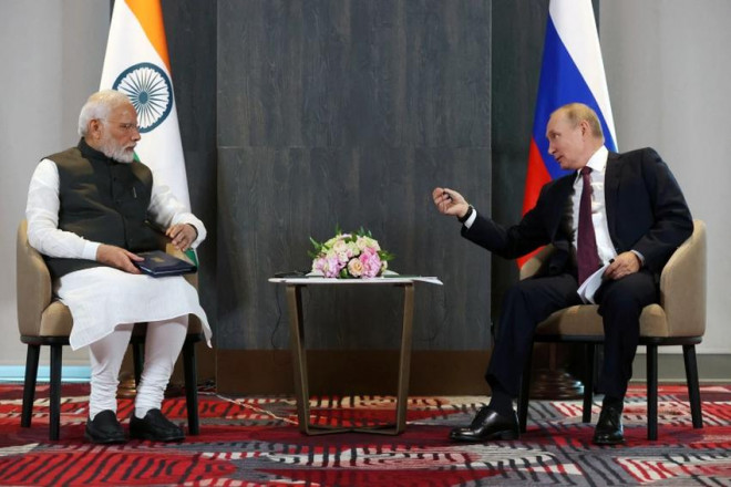 Thủ tướng Ấn Độ Narendra Modi (trái) và Tổng thống Nga Vladimir Putin trong cuộc gặp ngày 16-9. Ảnh: SPUTNIK