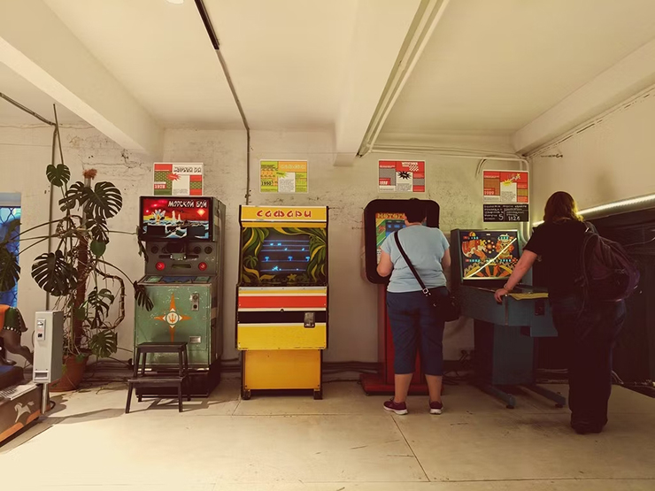 Bảo tàng trò chơi arcade:&nbsp;Bảo tàng này dành riêng hoàn toàn cho các trò chơi arcade có từ thời Liên Xô, đây là một nơi thực sự thú vị khiến bạn có cảm giác như quay trở lại vài thập kỷ trước. Các trò chơi vẫn đang hoạt động, vì vậy bạn cũng có thể thử sức với chúng.
