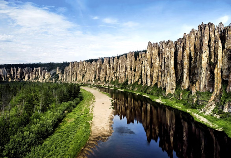 Lena Stone Pillars: Những bức tường đá vôi tuyệt đẹp này là kết quả của sự thay đổi thời tiết trong nhiều thế kỷ, sự tồn tại của chúng vẫn rất bí ẩn đối với du khách. Chúng trông giống như những cây cột hơn là những khối đá, và vẻ ngoài siêu thực của chúng khiến du khách thấy như ở hành tinh khác.
