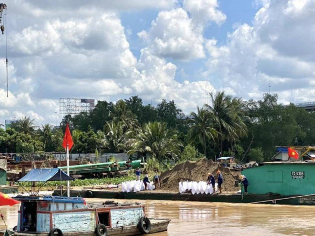 Nhộn nhịp công trường cầu Mỹ Thuận 2 thi công xuyên lễ