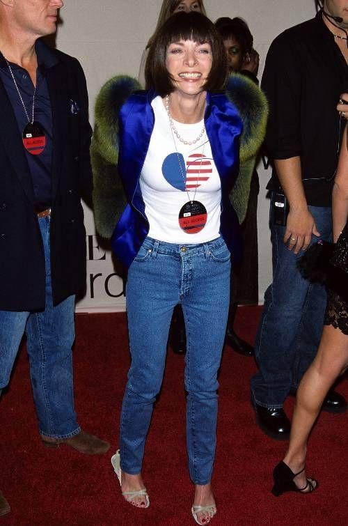 Anna Wintour cũng mặc jeans theo cách rất riêng, khoác lông vũ và chuỗi ngọc trai.