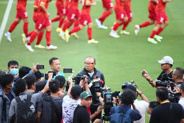 HLV Park Hang-seo đang chịu áp lực lớn phải đưa đội tuyển Việt Nam giành lại cúp vô địch AFF Cup từ tay Thái Lan. Ảnh: Phạm Nguyễn