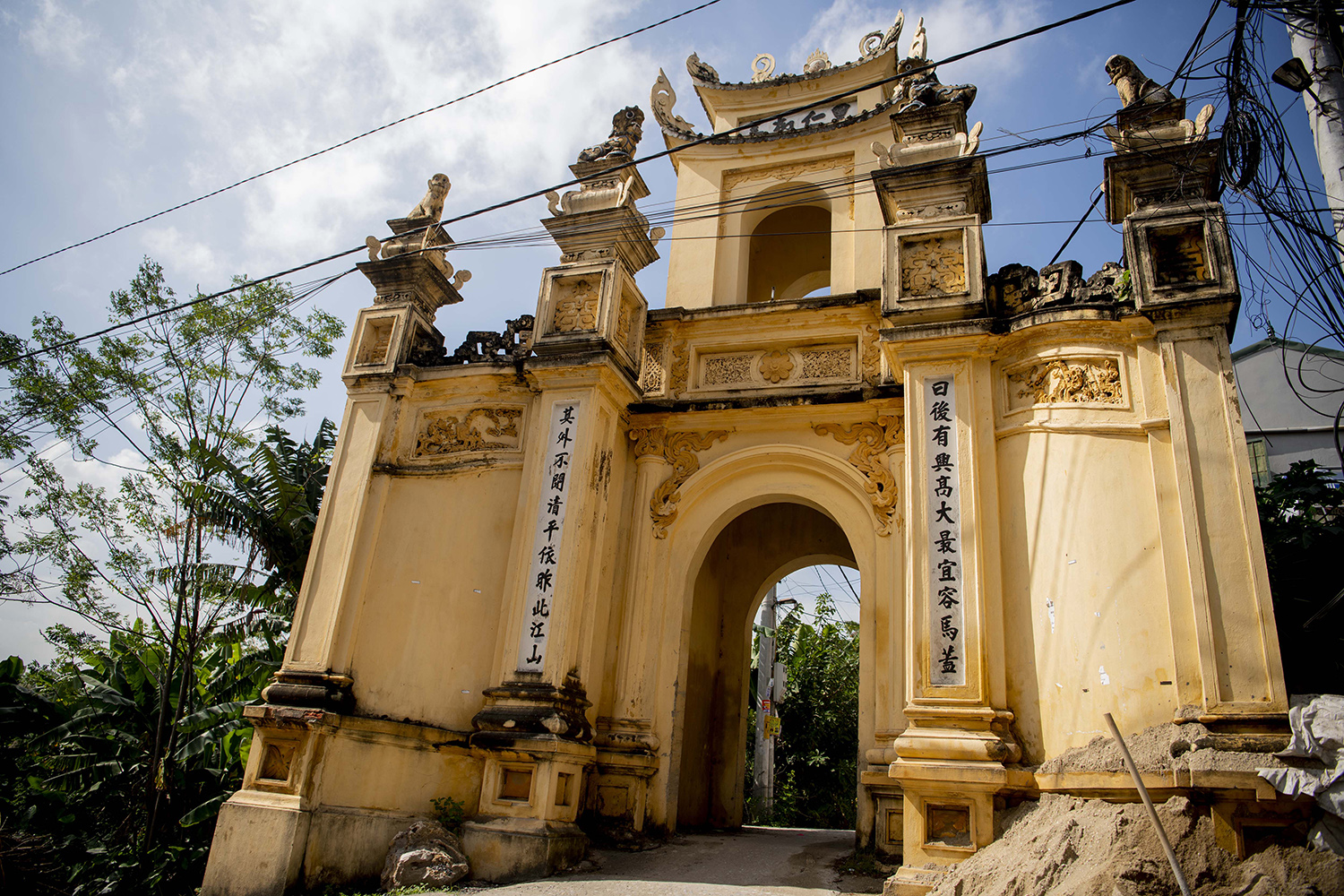 Chiếc cổng làng Cựu vẫn được người dân trong làng bảo tồn lưu giữ cho đến ngày nay, đó là kiến trúc cổ cao nhất ở làng, xây theo lối kiến trúc quyển thư, tựa như một cuốn sách khổng lồ. &nbsp;