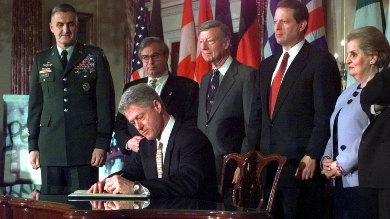 Ông Clinton ký nghị định thư mở đường để Hungary, Ba Lan và CH Czech gia nhập NATO năm 1999.