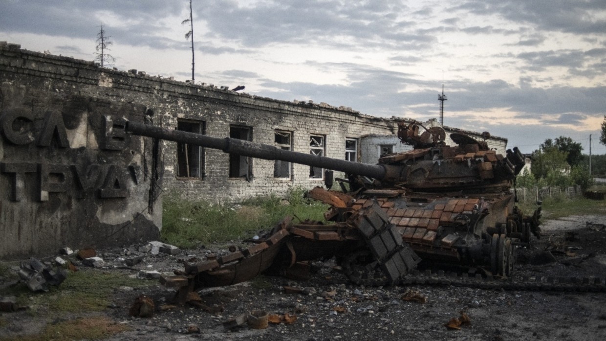 Một xe tăng bị phá hủy ở Lugansk, miền đông Ukraine.