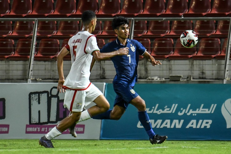 U20 Thái Lan (áo xanh) thua U20 Oman trong trận quyết định