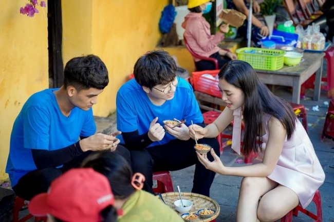 Hoa hậu Tiểu Vy được khen ngợi dễ thương khi diện chiếc đầm hồng, đi giày thể thao&nbsp;trẻ trung, năng động&nbsp;đi ăn quà vặt cùng Mạc Văn Khoa và Phát La.&nbsp;Cô nàng cũng không ngại bày tỏ đam mê "ăn hàng" bằng cách giới thiệu không ngớt đặc sản của quê hương. Tuy nhiên dường như chiếc váy ngắn khiến nàng Hậu&nbsp;hơi bối rối mỗi khi ngồi xuống.
