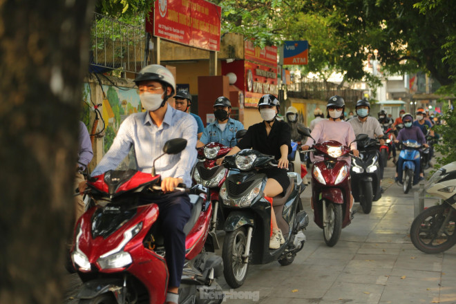 Một số phương tiện bất chấp luật lệ giao thông phi xe lên cả vỉa hè đi dàn hàng ngang 2,3.