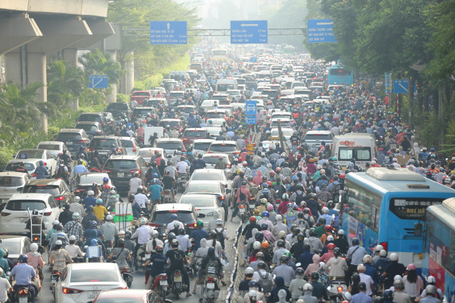 Dù có dải phân cách cứng và lực lượng thanh tra giao thông hướng dẫn nhưng nhiều ô tô, xe máy vẫn đi lại lộn xộn.