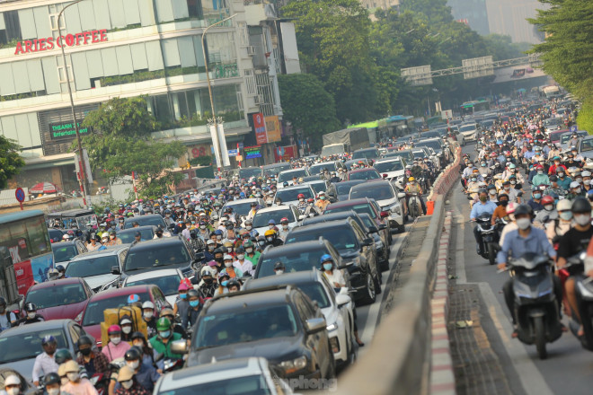 Tại “điểm đen” Ngã Tư Sở, ô tô, xe máy xếp dài hàng trăm mét chờ lên, xuống cầu.