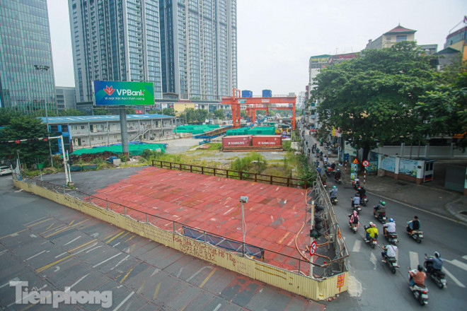 Công trường ga ngầm với diện tích thi công lớn đang bỏ hoang trên đường Kim Mã, đoạn ngã tư cầu vượt Liễu Giai.