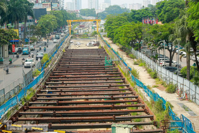 Tình trạng cỏ cây mọc um tùm và vật liệu ngổn ngang cũng diễn ra tại điểm thi công ga ngầm đoạn qua đường Kim Mã.