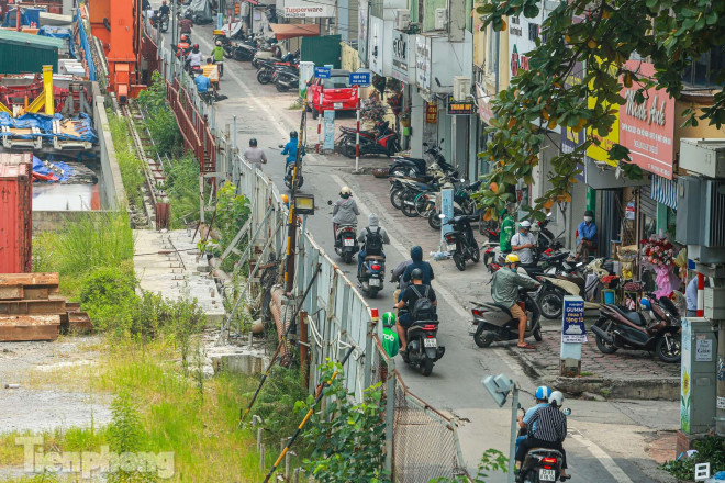 Phần đường bị đào xới chưa được dọn dẹp do tạm ngừng thi công thời gian dài là môi trường để cỏ cây phát triển