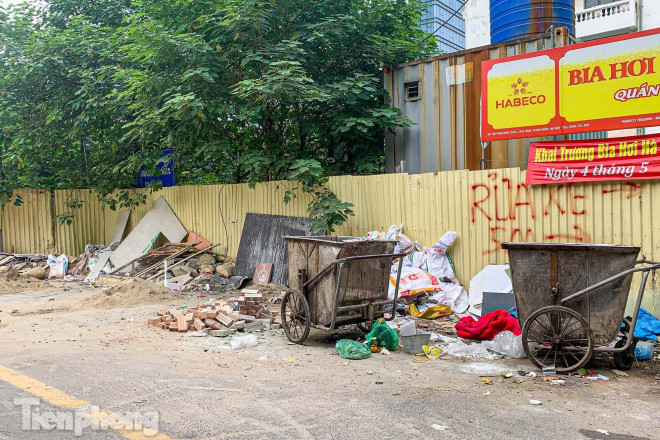 Bên ngoài thành nơi tập kết vật liệu và rác thải.