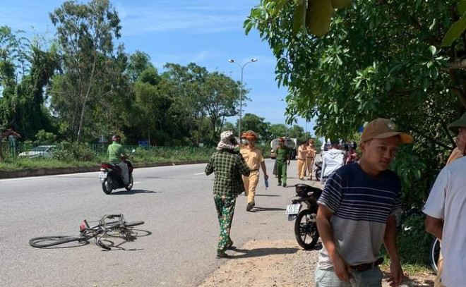 Nam thanh niên tử vong sau khi tông vào xe đạp