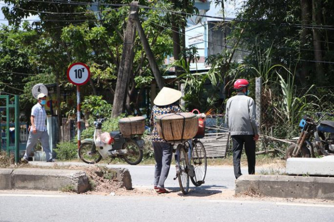 Lối mở nhỏ hẹp hết sức nguy hiểm