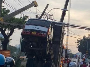 Tin tức trong ngày - TPHCM: Xe tải &quot;quên&quot; hạ ben, kéo gãy loạt trụ điện