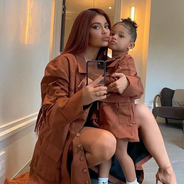 Kylie muốn con gái mặc lại đồ của cô. Ảnh: Instagram Kylie.