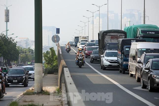 Tổ tuần tra khép kín cung đường Vành đai 3 trên cao.