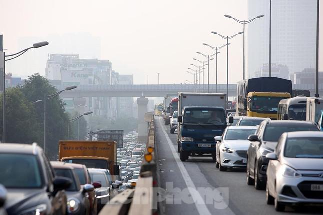 Theo ghi nhận của phóng viên, khoảng 7h tại khu vực đường Vành đai 3 trên cao hướng Phạm Hùng - Linh Đàm xảy ra tình trạng ùn tắc kéo dài.